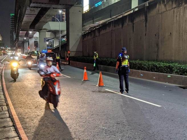 中央宣布自今（27日）起降為二級警戒，新北市長侯友宜、警察局長黃宗仁晚間7時許前往新莊區視察。（新莊警分局提供）