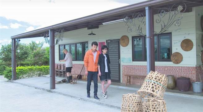 楚宣、张哲豪到深山出外景。（民视提供）