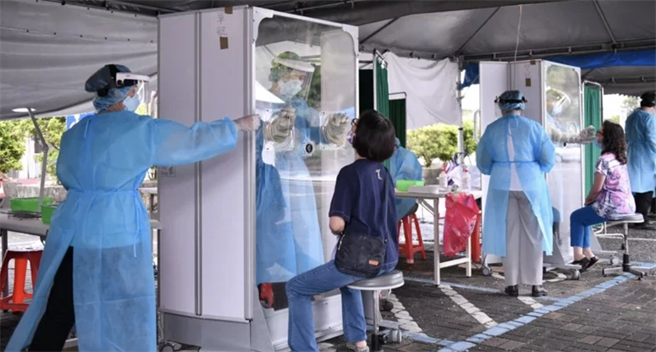 花莲县政府明将在花莲市中华国小活动中心，免费替立案短期补习班人员快筛。（花莲县卫生局提供／罗亦晽花莲传真）