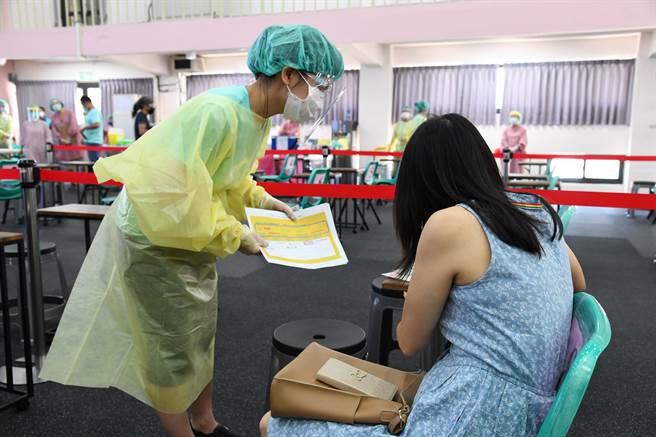 花莲县政府明天将在北中南3区，替县内1401名国中教职员、及21日未接种的134名国小教职员施打疫苗。（花莲县政府提供／罗亦晽花莲传真）