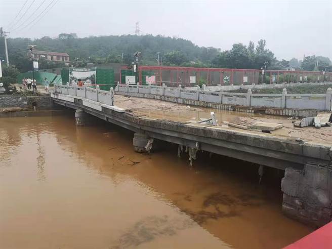 河南近期暴雨連連而發生不少災情，該省鶴壁市災情亦相當嚴重，但該市一家游泳運動場館卻以拿暴雨災情做廣告，遭市場監督管理以「涉嫌借災難行銷」，處以罰款20萬元人民幣。圖為鶴壁市風景區受災停止開放。（圖／大河網)