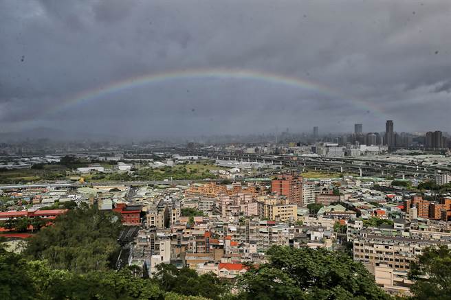 中央气象局表示，28日起西南风增强全台变天，周六(31)日起受低压带影响，天气更不稳定，不排除有热带性低气压或颱风生成的机会。(资料照/杜宜谙摄)
