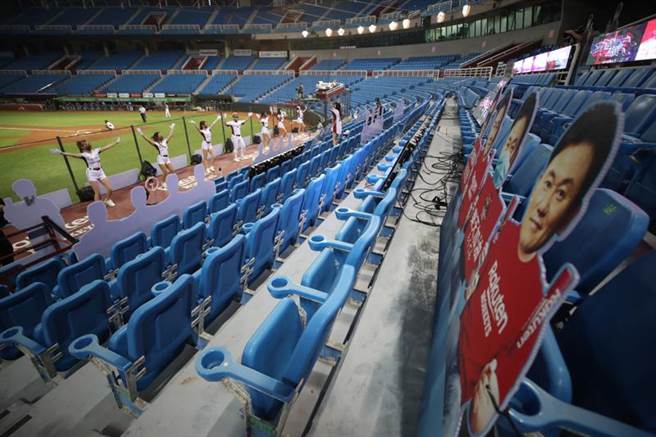 中华职棒13日起復赛，27日全台警戒降级首日，晚间在桃园球场进行富邦悍将与乐天桃猿的赛事，主场啦啦队乐天女孩也回归球场应援。（中央社）