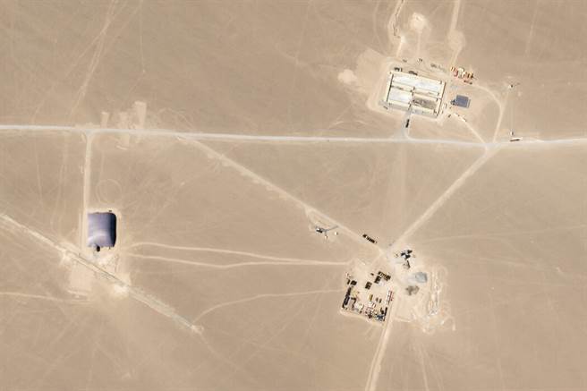 美国科学家联合会根据行星实验室(Planet Labs)的卫星图像研究发现，新疆东部有一处正在施工的导弹发射场上新增了110座用于发射核导弹的发射井。（图／行星实验室)