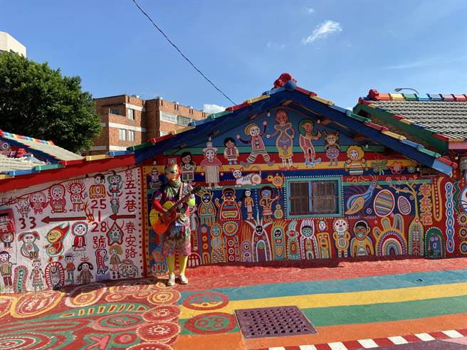 位在南屯区的彩虹眷村，曾被旅游杂志孤独星球选为「世界的秘密奇迹」景点，老眷村变成充满涂鸦童趣的观光胜地。（卢金足摄）