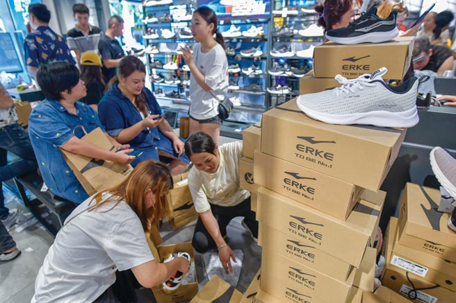 鴻星爾克商品熱銷。圖／中新社
