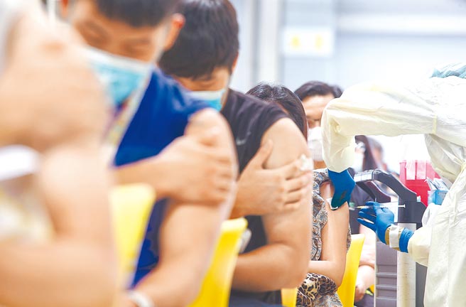 北市国、高中的教职员疫苗接种，以及警消第一线人员的第2剂AZ施打，26日在花博争艳馆接种站进行。（王英豪摄）