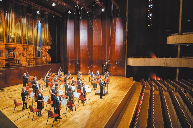 全國疫情警戒27日起降至二級，表演場館可開放觀眾入場，本周末在國家音樂廳將有降級後的首場音樂會，觀眾採梅花座入座。（國家交響樂團提供）