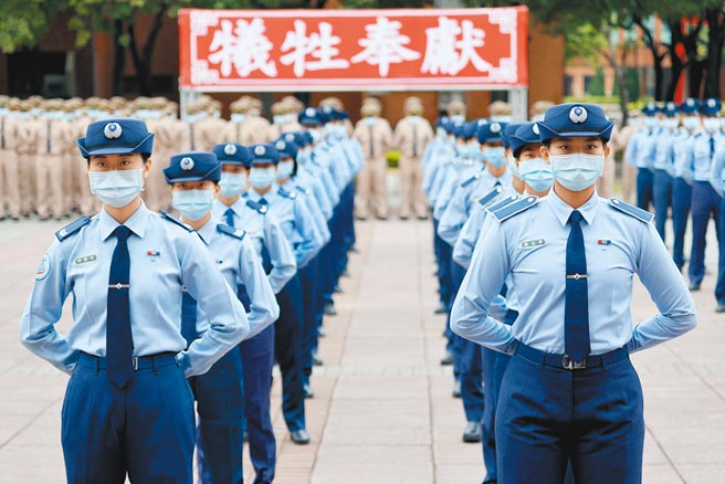 疫情警戒今从三级降为二级，各军事校院学生今将返校实施暑期军事训练实作课程。另据透露，国军官兵疫苗接种覆盖率已超过5成。（本报资料照片）