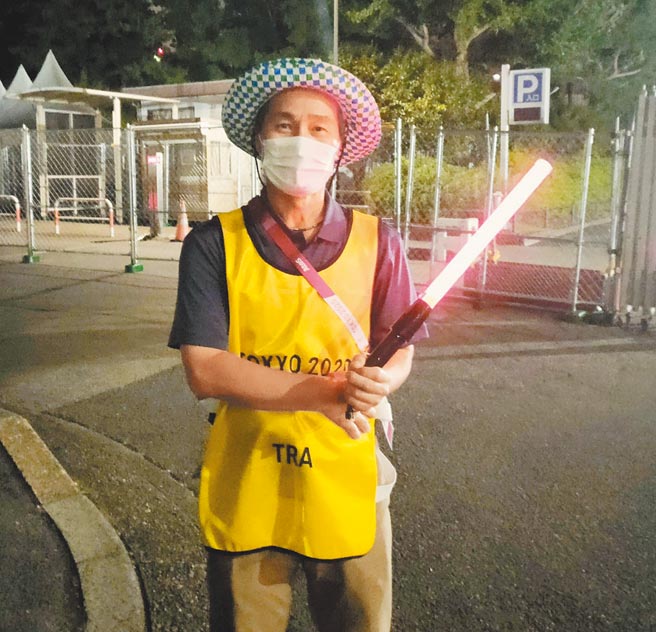 移民至日本49年的游先生，這次東奧擔任柔道場志工。（黃邱倫攝）