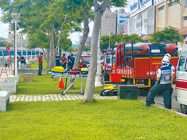 高市14岁少女掉落爱河，消防队派员到场搜救。（袁庭尧摄）