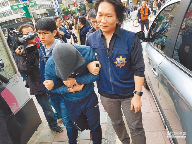 李姓男子（中）涉嫌犯下3年前多起大台北地區的白嫖強盜案，且專挑身材外貌姣好的日韓應召女下手，最高法院26日判囚7年定讞。（本報資料照片）