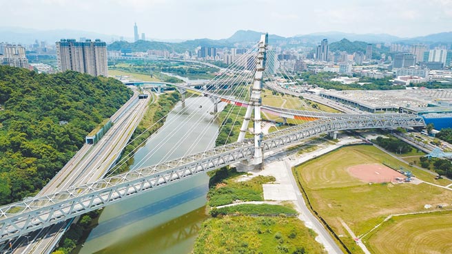 安坑輕軌高架段全線將在7月底前完成土建主體結構，全線最快在明年完工通車。（新北市捷運局提供／蔡雯如新北傳真）