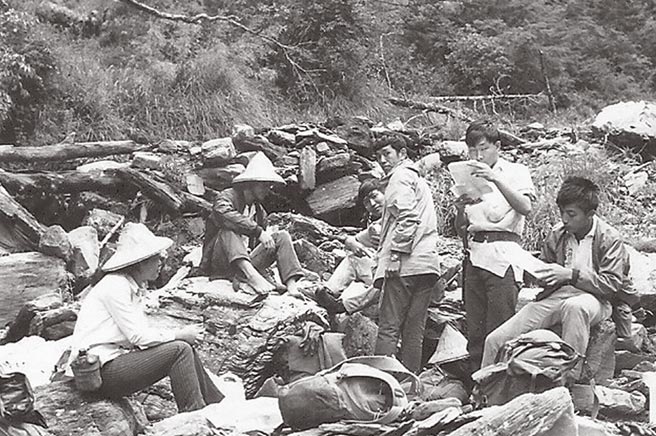 半世纪前清华大学登山队员钱迪在山难前拍下登山队伍最后的合照身影。右起吴建昌、柏盛亨、施能健、龚士武、邱瑞昌、赖淑卿。（清华提供／陈育贤新竹传真）