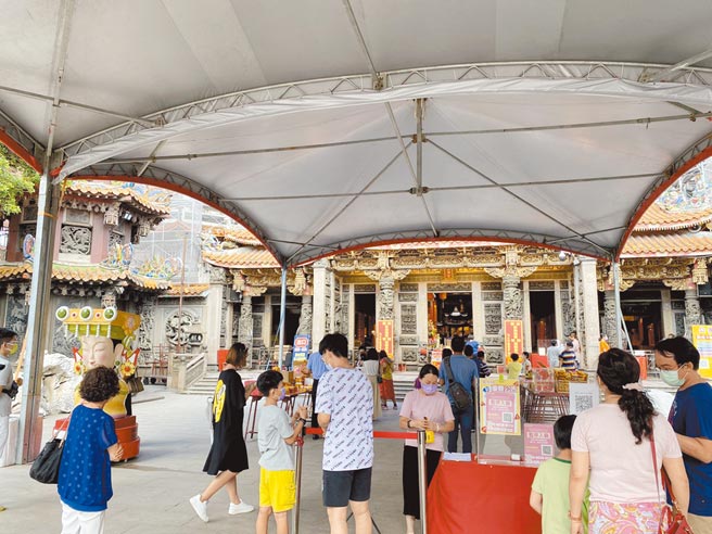 大甲镇澜宫27日将开放民眾入庙内参拜，室内容留人数上限为99人。（陈淑娥摄）