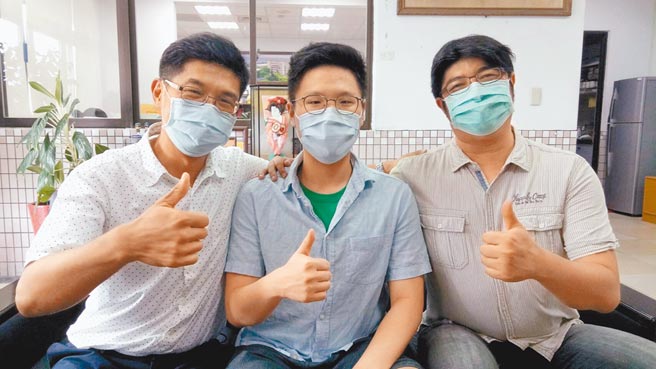 花蓮高中數理資優班應屆畢業生李逸寬（中），在2021年國際物理奧林匹亞競賽中，擊敗76國好手，替台灣奪下1面金牌。（花蓮高中提供／羅亦晽花蓮傳真）