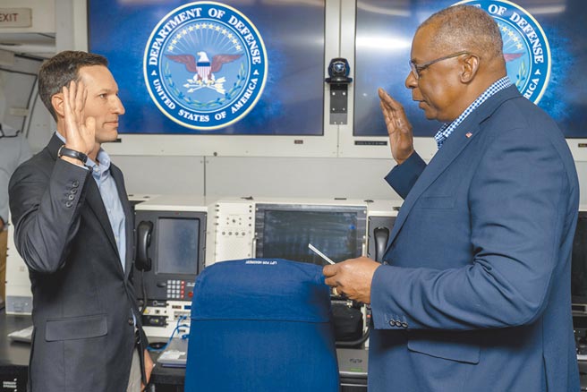 美国国防部中国问题专家拉特纳（左）25日随国防部长奥斯汀（右）前往新加坡途中，于飞机上宣誓就任国防部印太安全事务助理部长。（摘自美国国防部官网）