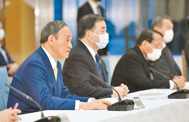 日本中央及地方政府26日起開始受理民眾書面申請新冠疫苗護照，方便民眾出國之用，出示疫苗護照可豁免入境後隔離或PCR核酸檢測等檢疫措施，這對商務差旅人士極為有利。但目前僅適用於奧地利、義大利、土耳其、保加利亞及波蘭等5國，還不能在台灣使用。（新華社）