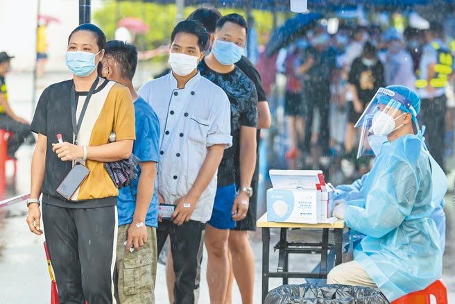 南京本輪疫情傳播鏈的感染者已近百人。圖為珠海市民在珠海市體育中心臨時核酸檢測點排隊進行核酸檢測。（中新社）