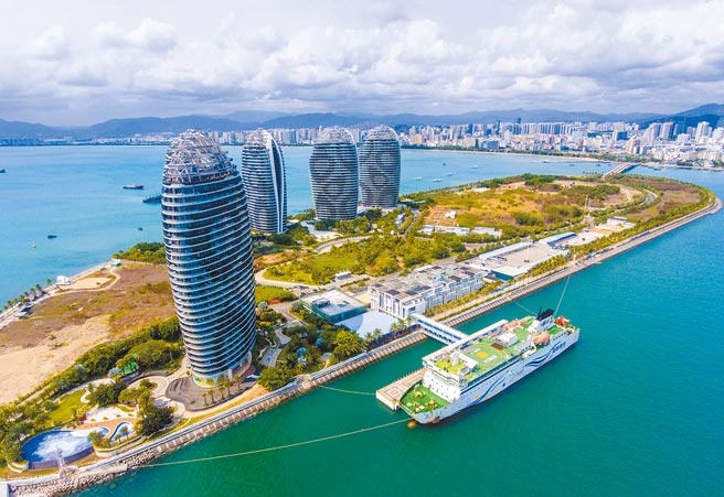大陆商务部26日公布《海南跨境服贸负面清单》，只要是清单之外领域，在海南自贸港内，境内外服务提供者一律平等准入。图为三亚凤凰岛国际邮轮码头。（中新社）