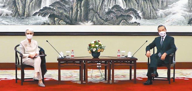 中國外交部長王毅（右）26日下午，會見美國國務院副國務卿雪蔓（左），雙方就中美關係發展交換意見。（摘自雪蔓推特）