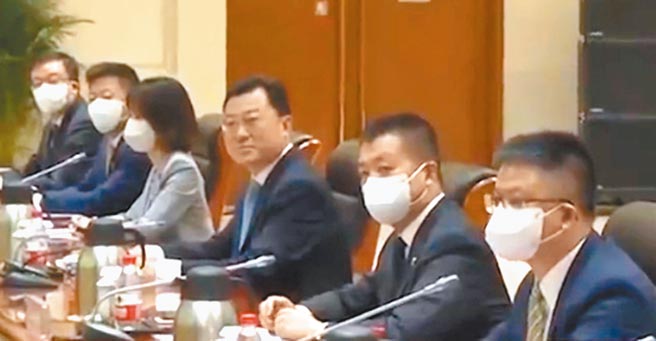 復旦大学美国研究中心主任吴心伯分析，中国这次用美国的套路对付美国，释放了2个讯号。图为美国常务副国务卿雪蔓抵达天津，于26日与中国外交部副部长谢锋（右三）举行会谈。（摘自央视）