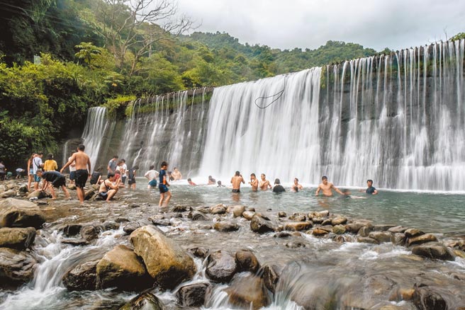 疫情降为二级警戒后，竹县北埔冷泉预料会吸引不少民眾前来戏水消暑。（本报资料照片）