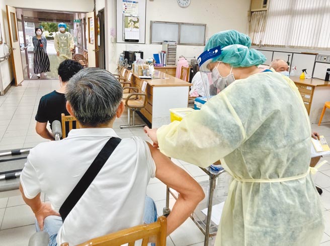 南投县施打疫苗后段加速，现在出现疫苗不够打的窘境，县长林明溱要求中央尽速增加拨配疫苗。（廖志晃摄）