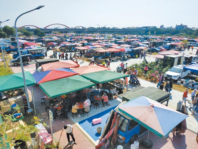 雲林縣北港鎮北港牛墟將於29日復市，300多個攤商忙著備料喜迎開工。（本報資料照片）