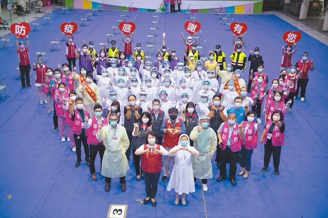 嘉义市长黄敏惠强调，防疫是长期抗疫战，没有人是局外人！感谢第一线防疫伙伴的付出，她总是被大家辛苦的样貌所感动、疗癒。（嘉义市政府提供／吕妍庭嘉市传真）