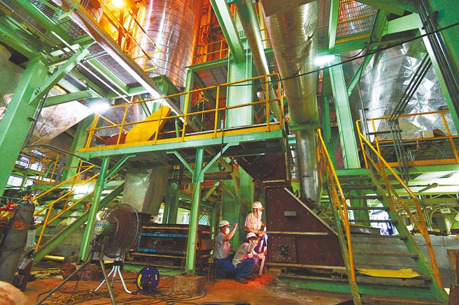 台东焚化厂修缮工程，正如火如荼进行中。（庄哲权摄）