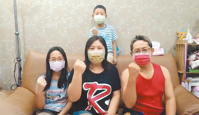 舉重國手江念欣的阿姨、姨丈與表弟、表妹在賽前為江念欣加油打氣。（高雄市原民會提供／林瑞益高雄傳真）