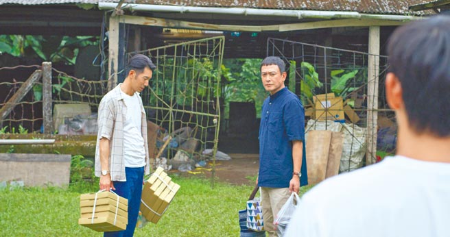 李李仁（左）在《神之乡》饰演王识贤的师弟。（东森、映画提供）