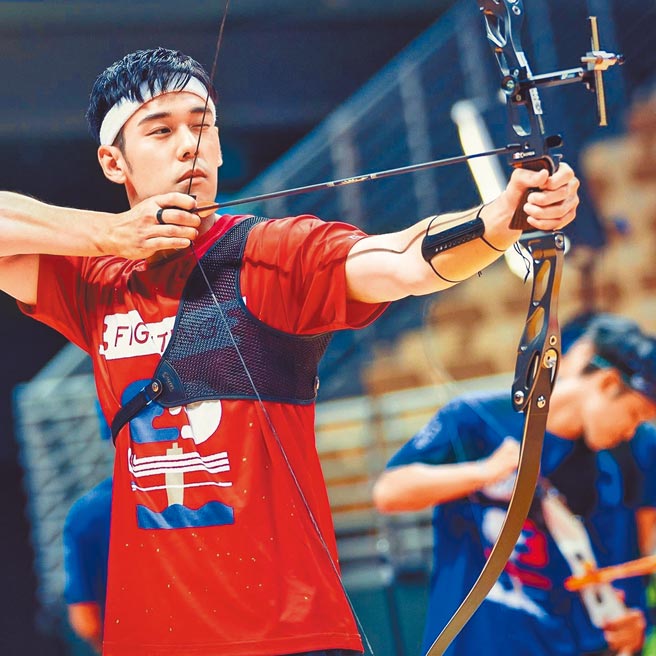 周予天在《全明星運動會２》中參賽射箭項目。（星空飛騰提供）