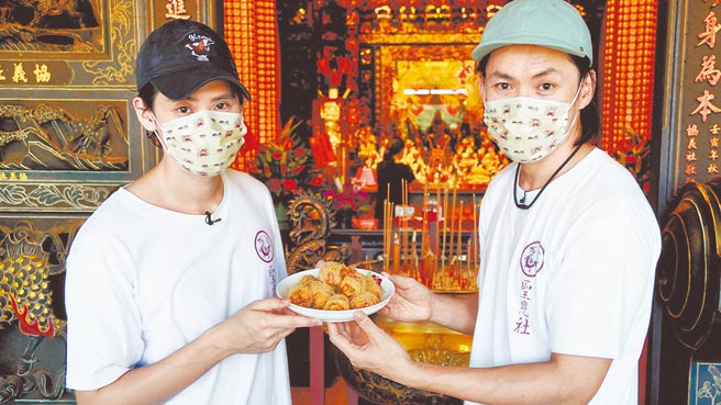 李玉玺（左）、黄镫辉端陀螺炸鸡开心庆功。（东森、映画提供）