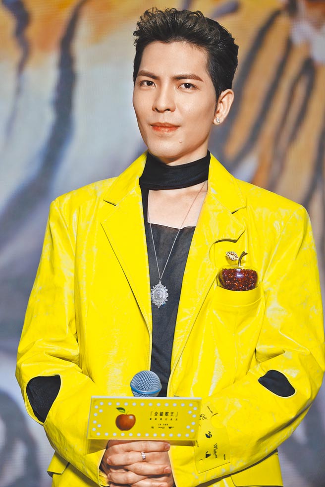 蕭敬騰宣布他個人的第五場世界巡演將在明年登場，佩戴海瑞溫斯頓鑽石珠寶更添歌王氣勢。（Harry Winston提供）