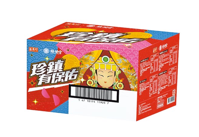 全聯獨家「盛香珍大甲鎮瀾宮聯名組合箱」，全台限量1.5萬箱，每箱169元，7月30日至8月26日購買登錄，可抽鎮瀾宮過火加持、市價2980元的大甲媽純銀墜子。（全聯提供）