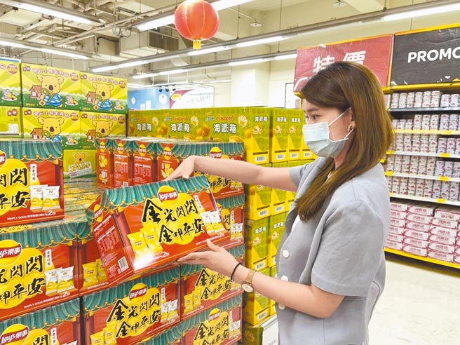 家樂福新品「百事金光閃閃洋芋片組合箱」276g，原價145元、特價115元。（家樂福提供）