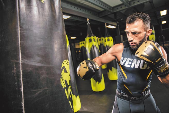 法國格鬥品牌VENUM登台，提供專業級拳套、服飾及包款。（VENUM提供）