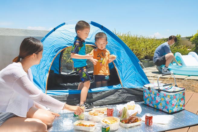 福容淡水漁碼店客房擁獨立陽台空間，可與家人共度歡樂時光。（福容大飯店提供）