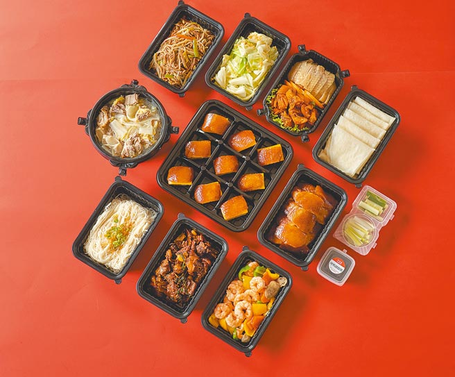 福華大飯店的「豪享烤鴨五吃分享餐」為翌日午餐或預訂晚餐時段取餐，可在客房內享用或是外帶。（台北福華大飯店提供）