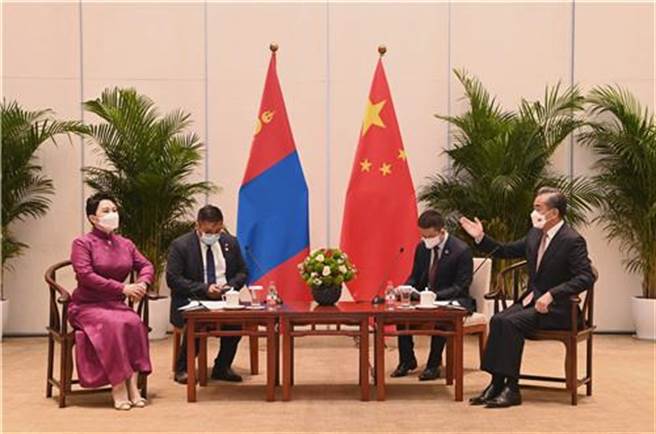 中國國務委員兼外長王毅（右）7月27日，在天津同蒙古國外長巴特策策格（左）舉行會談。（中國外交部）