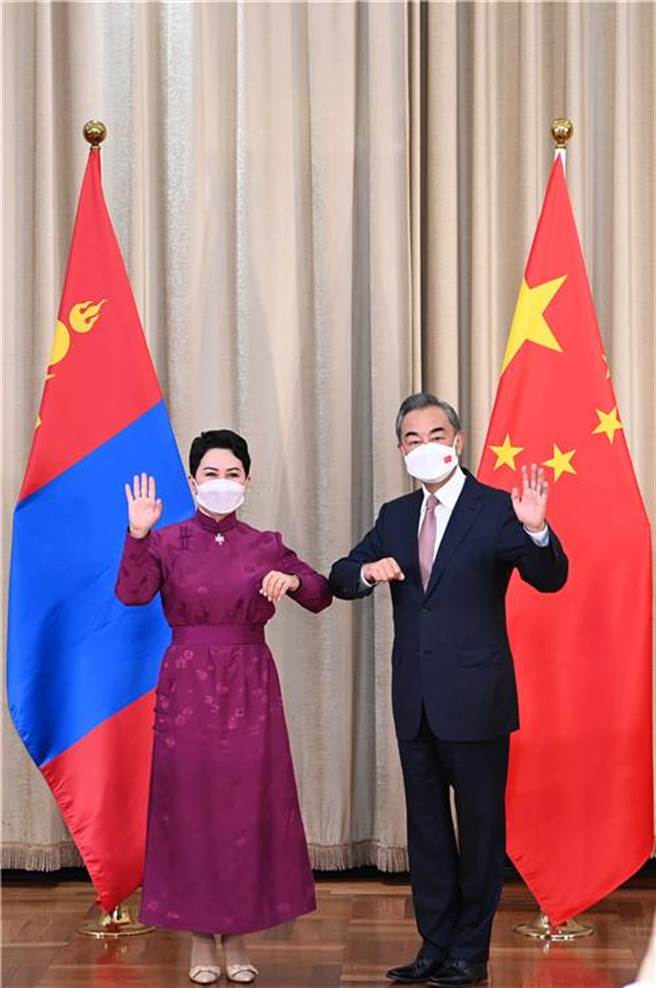 中国国务委员兼外长王毅（右）7月27日，在天津同蒙古国外长巴特策策格（左）会谈。（中国外交部）