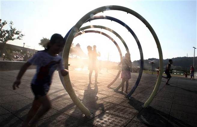 西南风沉降影响，天气高温炎热。（本报系资料照／陈信翰摄）