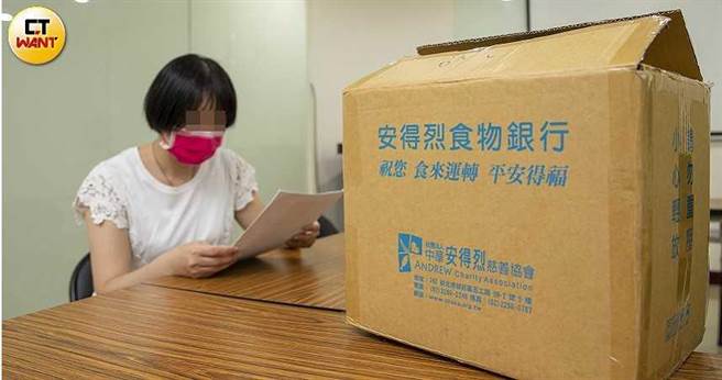 踏入婚姻後，林妻辭去工作專心相夫教子，如今面對老公外遇留下一堆債務，生活一度得靠食物銀行救濟。（圖／宋岱融攝）