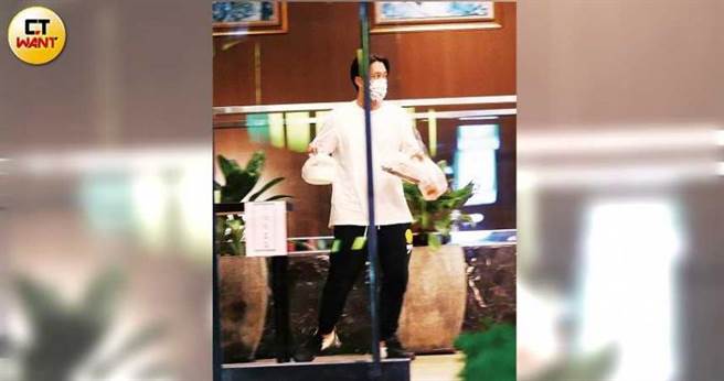 代言外送平台的陈汉典，不忘叫外送为朋友们张罗晚餐。（图／本刊摄影组）