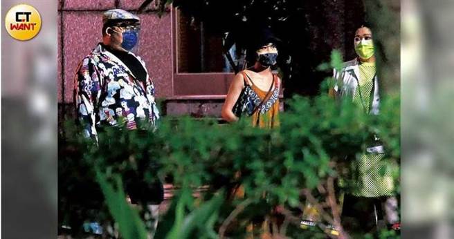 在陈汉典家吃饱喝足后，Lulu与友人一起离去。（图／本刊摄影组）