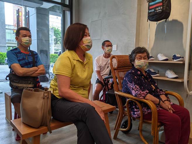 戴資穎第三戰拚法國女將，父親與家人架電視牆與群眾集氣加油。(曹明正攝)