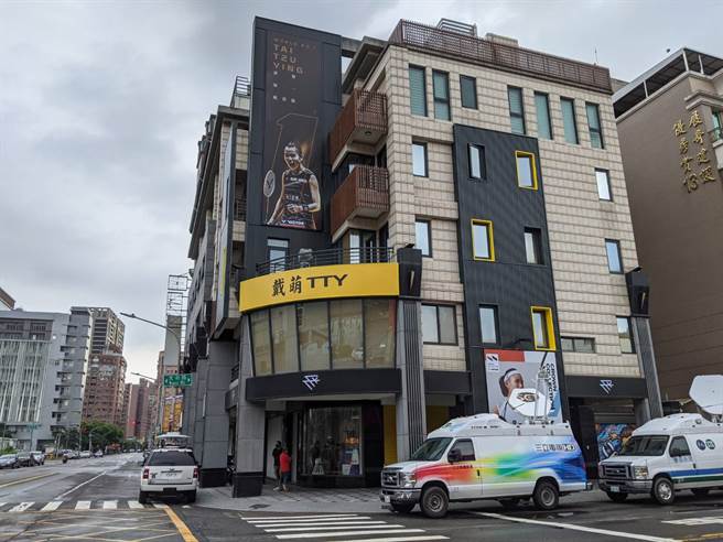 戴資穎第三戰拚法國女將，父親與家人架電視牆與群眾集氣加油。(曹明正攝)