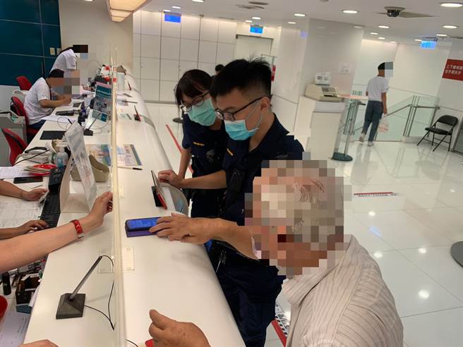 高雄一名老翁匯款助想要协助叙利亚「女将军」来台当媳妇，在柜台遭警拦阻险遭诈，怒斥「大混蛋」。(戴志扬翻摄)